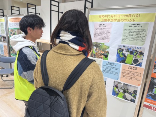ポスター展示会では学生が説明し、災害ボランティアで体験したことなどを話した。