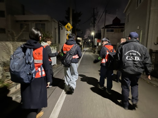 裏路地などを徒歩でパトロールしました