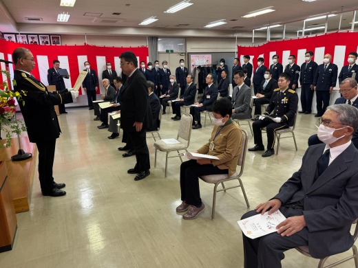 仙台北警察署・湯原和彦署長(左)から感謝状を授与される生涯学習ボランティア支援課課長佐藤克文