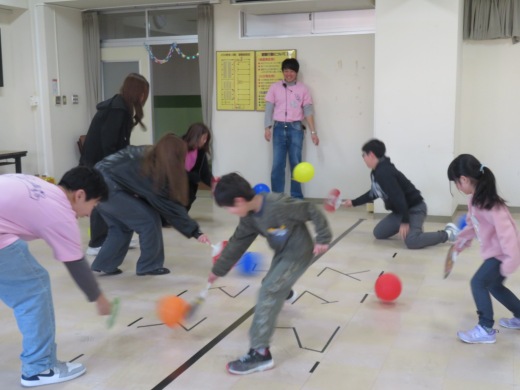 ふうせんパタパタゲームを学生と競う様子
