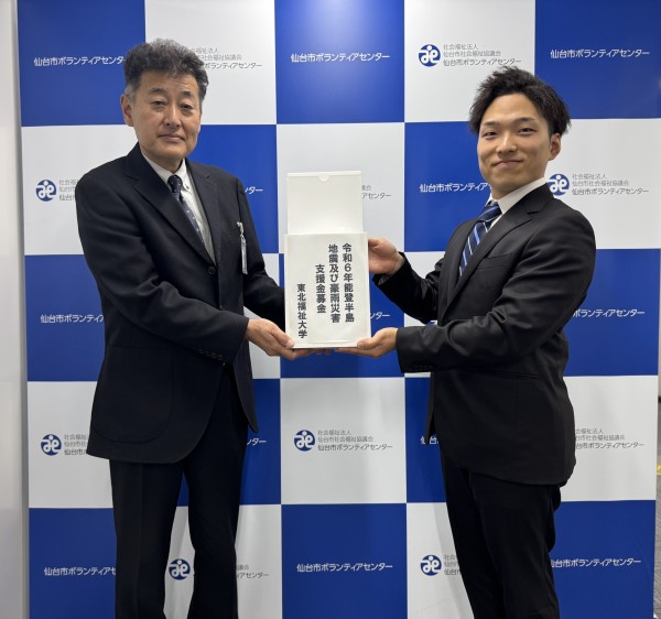 左側(仙台市社会福祉協議会 佐藤俊宏事務局長)右側(櫻井渓さん 医療経営管理学科3年)