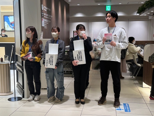 エスパル仙台のインフォメーションセンター前で募金活動の様子