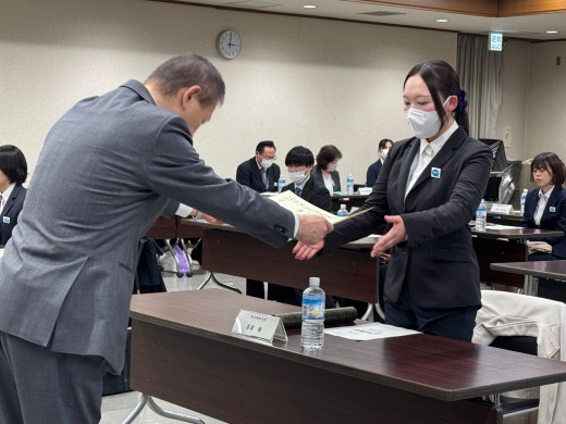 感謝状を受けとる菖蒲さん