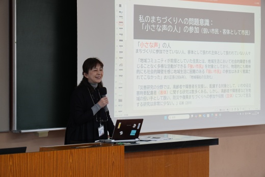 石塚裕子教授による講演の様子