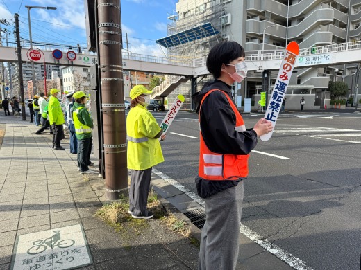 通行中の車両や歩行者へ呼びかけを行う様子