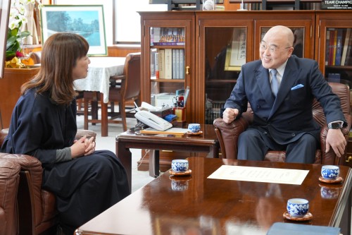 感謝状をいただいたことを千葉学長に報告しました