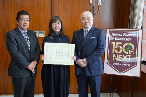 千葉学長に報告をした石塚センター長（中央）、佐藤課長（左）