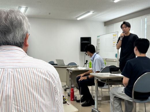 会場からの質問を受け、回答する様子