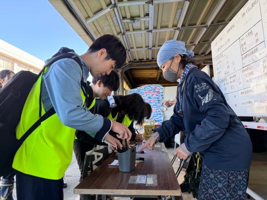 災害ボランティアセンターで受付する様子