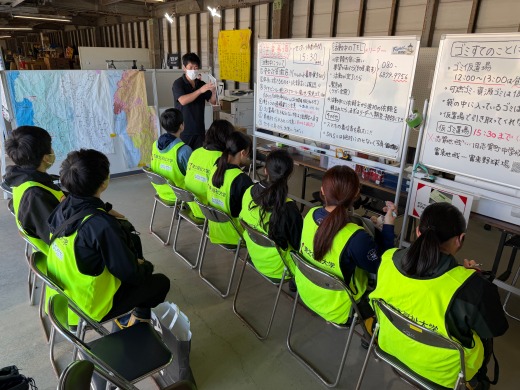 注意事項の説明を受ける様子