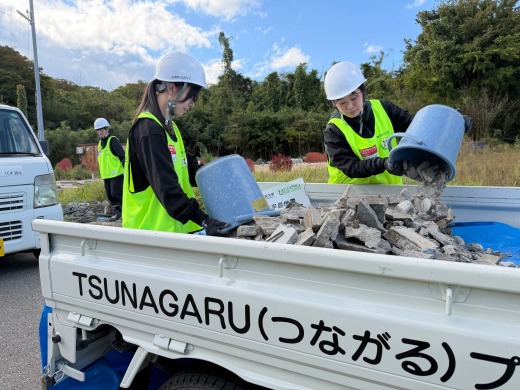 倒壊したブロックを軽トラックに積む様子