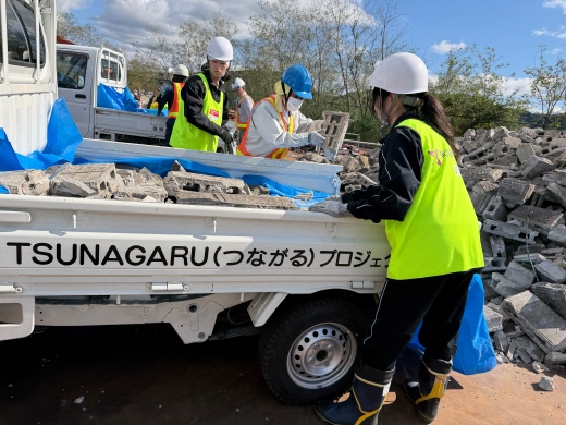 災害ゴミ置き場での活動の様子