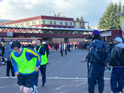 駅伝の部に参加したボランティアの学生達