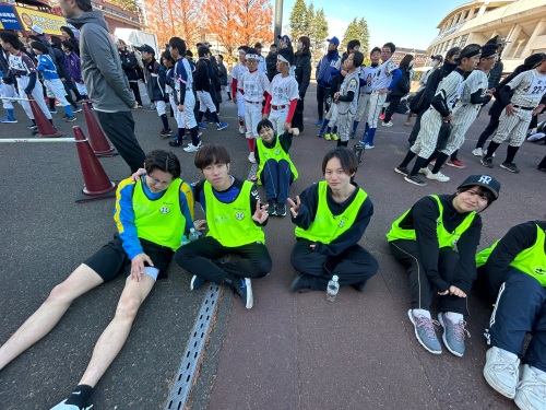 走り終わり疲れ切った学生の様子