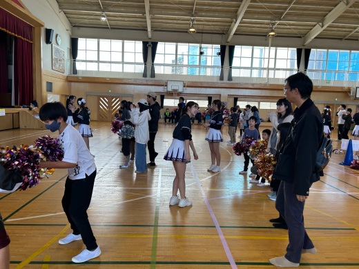 参加した男の子も一緒にダンスレッスンをしている様子