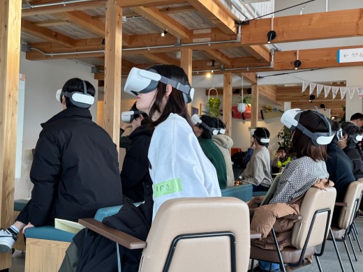 NTTと本学が共同開発した防災VRを体験している様子