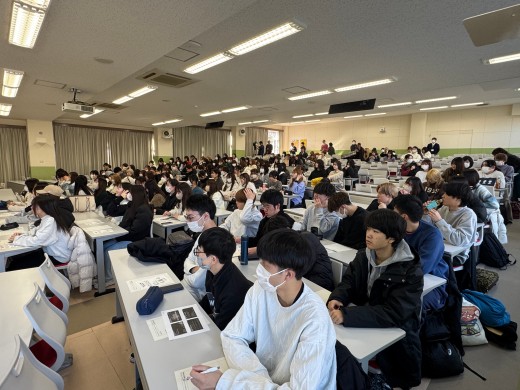 多くの学生が熱心に受講しました