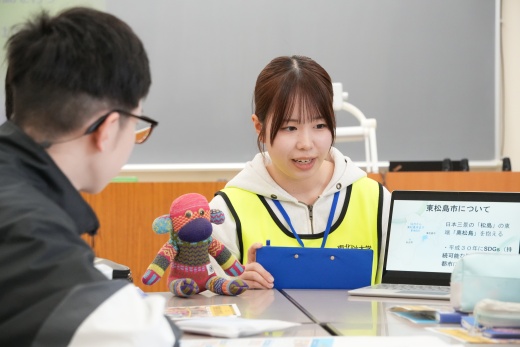震災語り部の話を真剣に聞く様子。