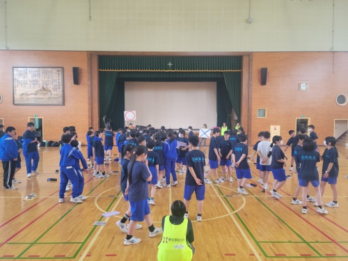 減災○×クイズの指導を行う学生たち