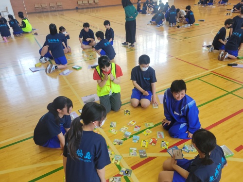減災カルタを行う中学生たち