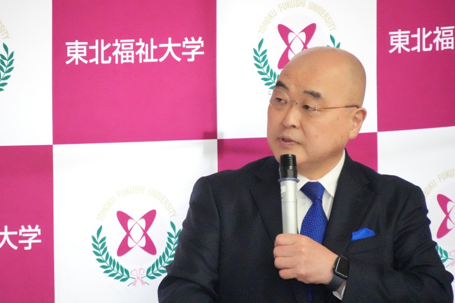 プレゼンテーションをする千葉 公慈 学長