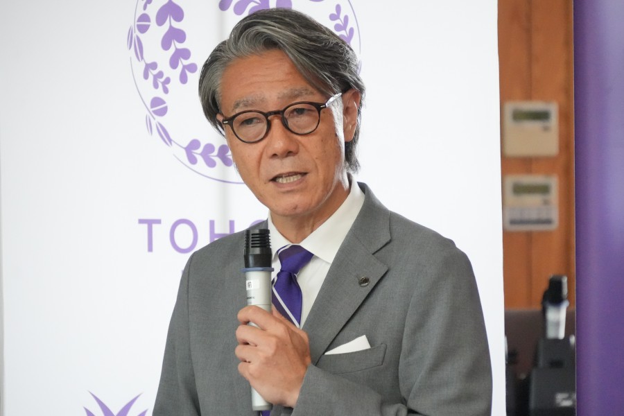 プレゼンテーションをする越村 俊一 所長