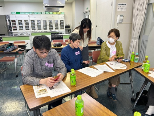 スマホの使い方を真剣に聞く参加者