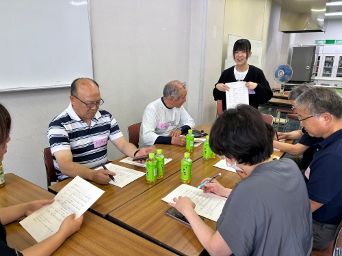 解説を真剣に聞く参加者