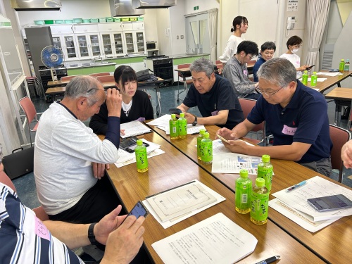 用語の解説を真剣に聞く参加者
