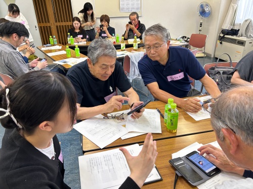 隣の人とおしゃべりをしながら操作中