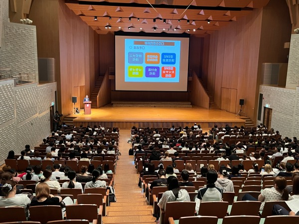 多くの学生が熱心に受講しました