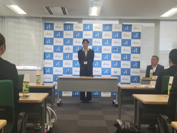 活動の抱負を述べる　池田美加さん