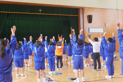 さんあい体操を体験する生徒たち