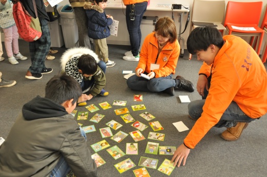 減災カルタを子どもたちと楽しむFASTの学生