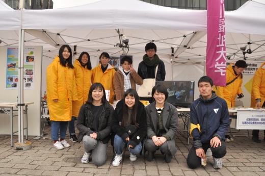 勾当台公園市民広場に集合した「Team Bousaisi」の学生