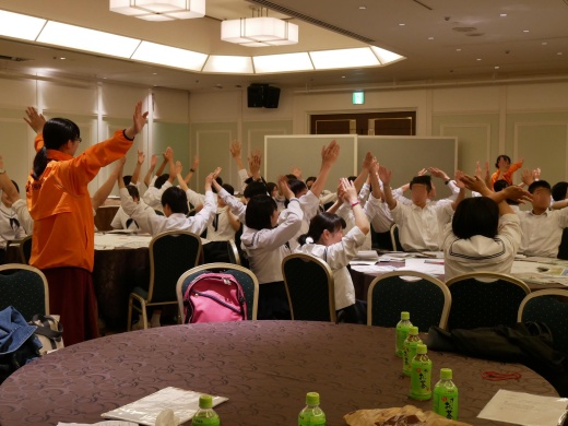 本学が考案したエコノミークラス症候群予防体操(さんあい体操)を指導する学生と生徒たち