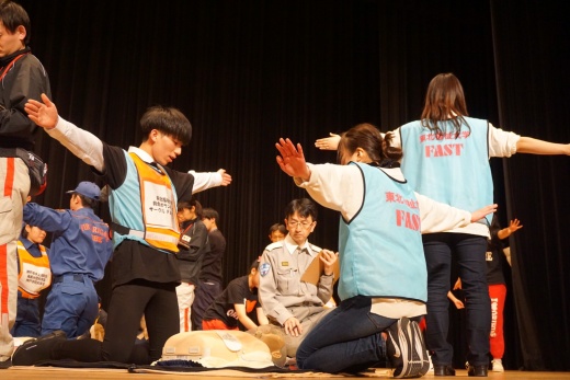 心肺蘇生法をチームワークで行うFASTの学生
