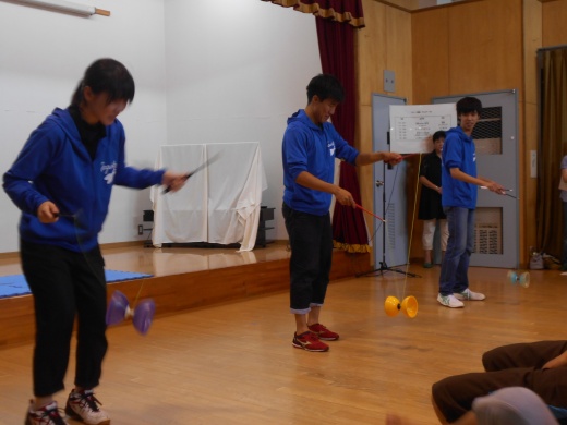 町内会や各施設などに出向き活動する学生