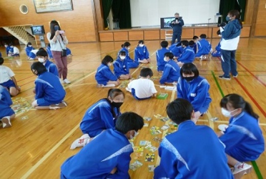 減災カルタを行う中学生