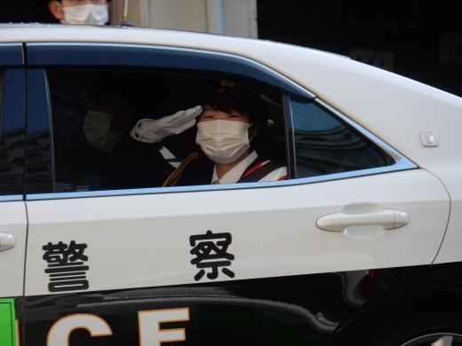 パトカーで巡回に出発