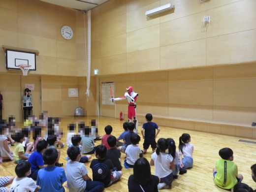 子ども達に防災について話しをする「防災レッド」