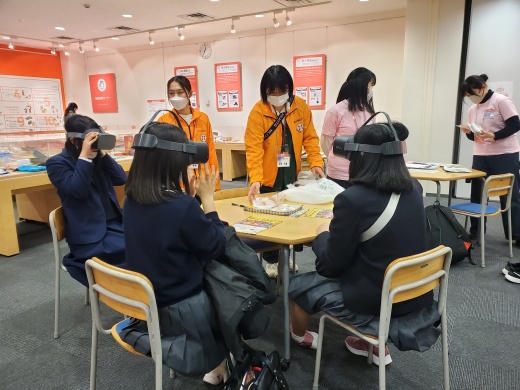 本学監修の防災VRの体験コーナーの様子