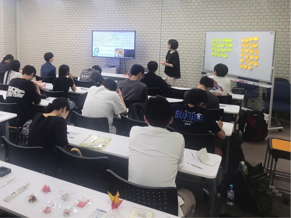 東日本大震災当時の様子を交えながらの講義に真剣に聞き入る生徒たち